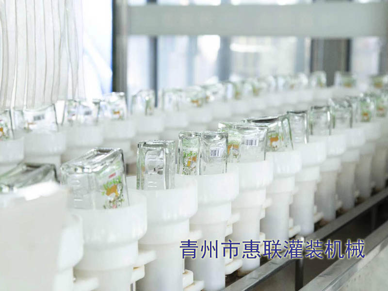 全自動洗瓶機(jī)工作現(xiàn)場