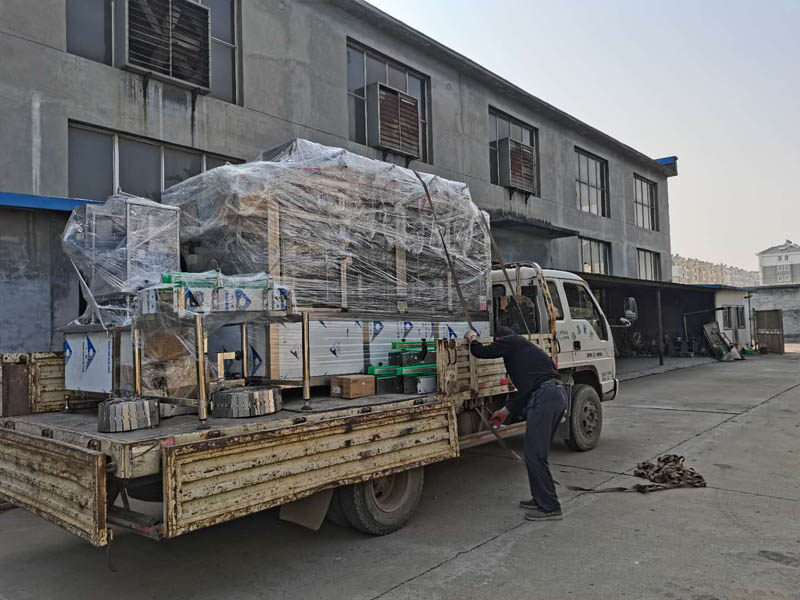 全自動洗瓶機(jī)廠家發(fā)貨現(xiàn)場