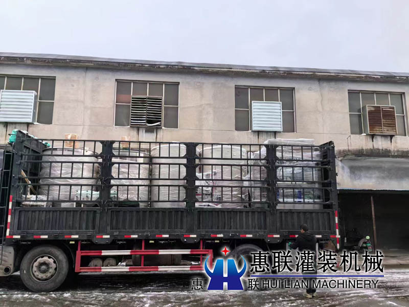 整套洗瓶灌裝線儲(chǔ)罐冒雪發(fā)往河北