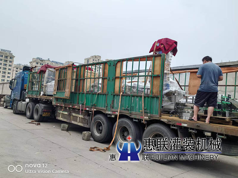 整套灌裝生產線洗瓶機發往貴州